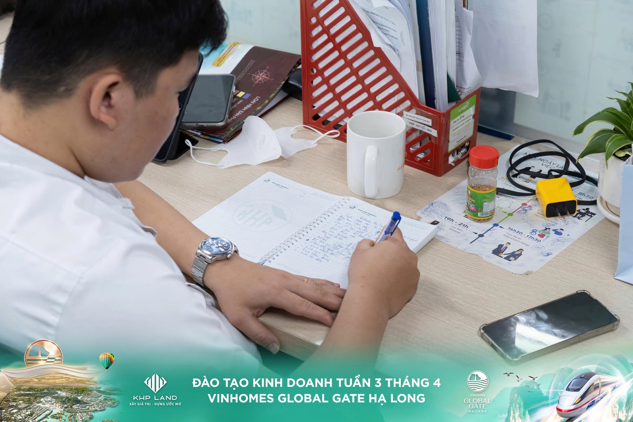 Nhân sự KHP GROUP ghi chép nội dung đào tạo về dự án Vinhomes Global Gate Hạ Long