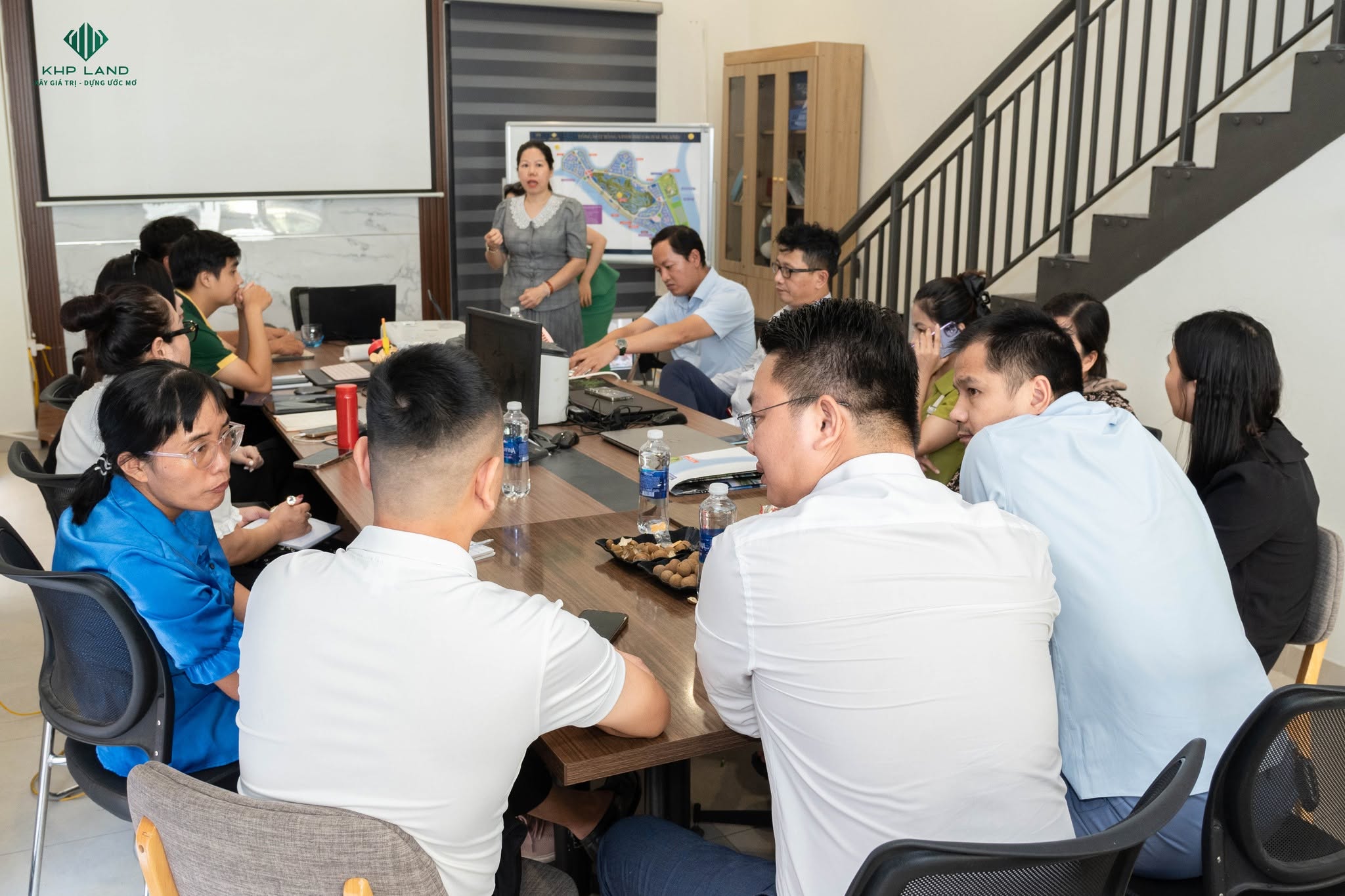 CEO Ngân Bùi chia sẻ nội dung đào tạo dự án Vinhomes Royal Island với đội ngũ KHP GROUP