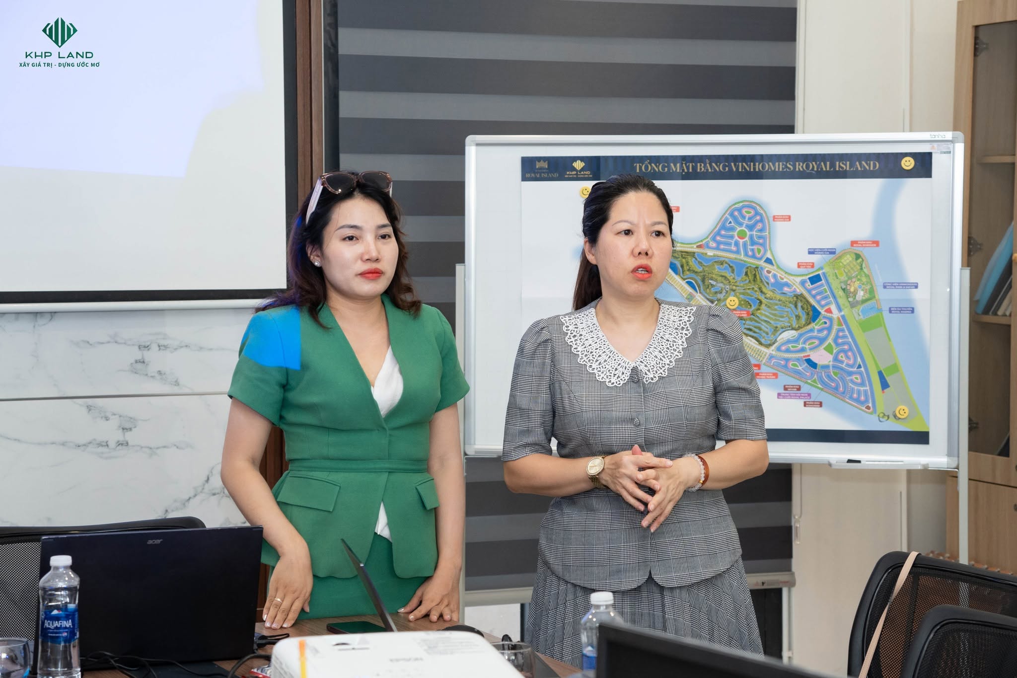 CEO Ngân Bùi trình bày tổng mặt bằng Vinhomes Royal Island trong buổi đào tạo của KHP GROUP