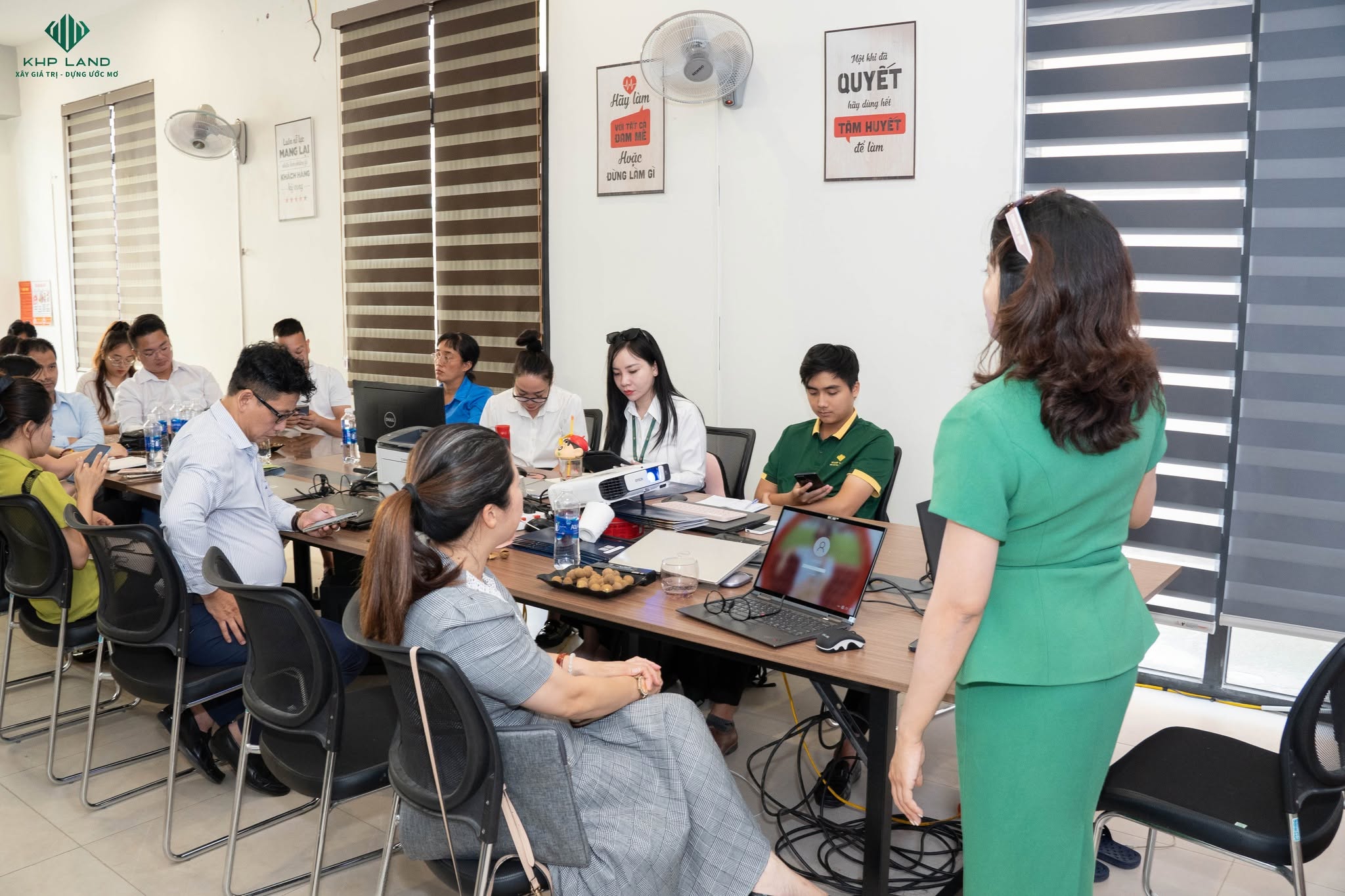 Nhân sự KHP GROUP tập trung tham gia buổi đào tạo kinh doanh Vinhomes Royal Island