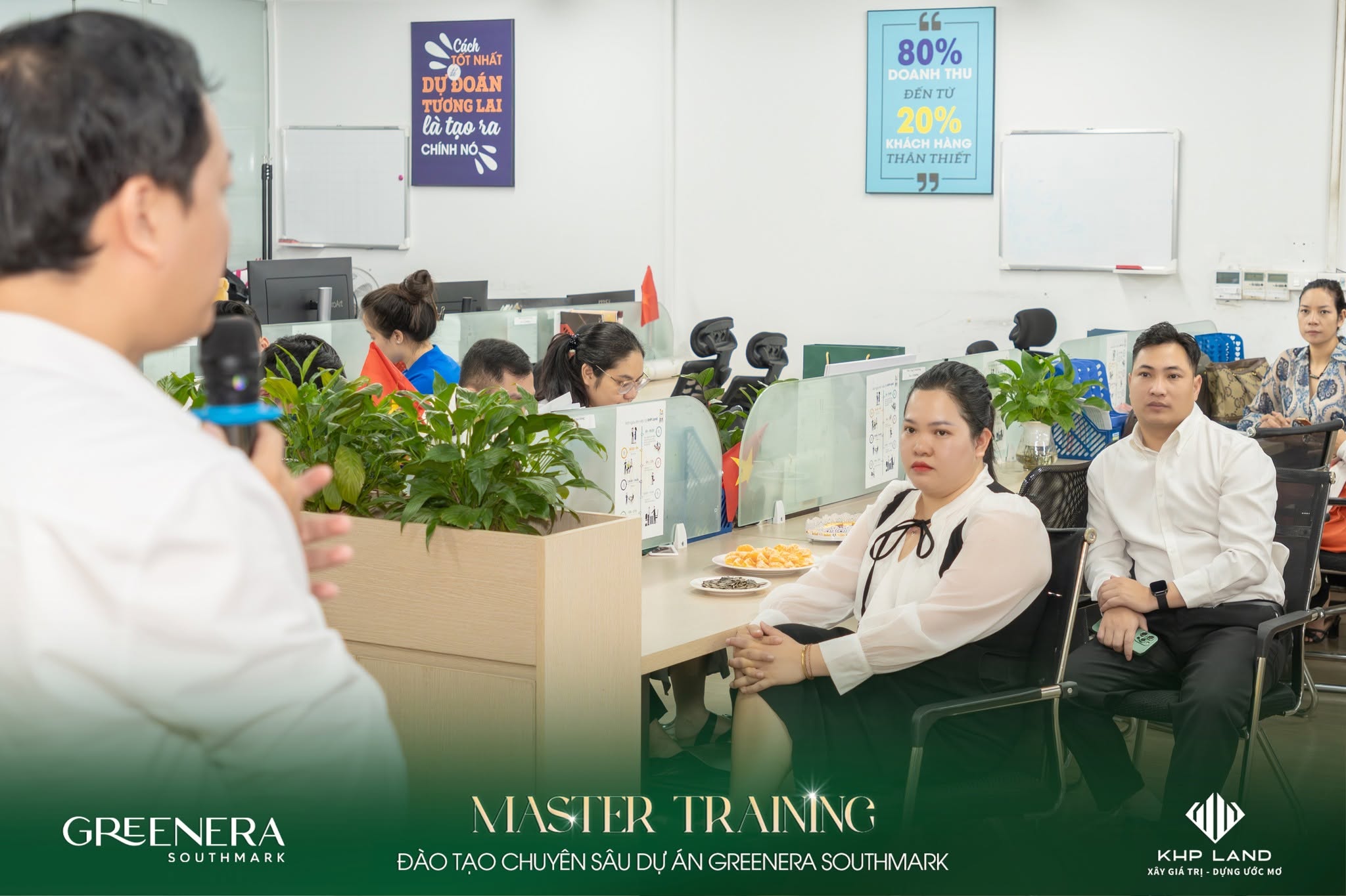 Đội ngũ kinh doanh trao đổi thông tin dự án Greenera Southmark
