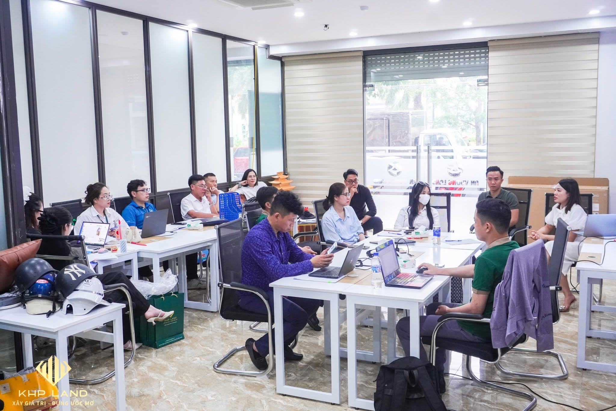 Không khí đào tạo nội bộ của đội ngũ KHP GROUP tại Vinhomes Golden City