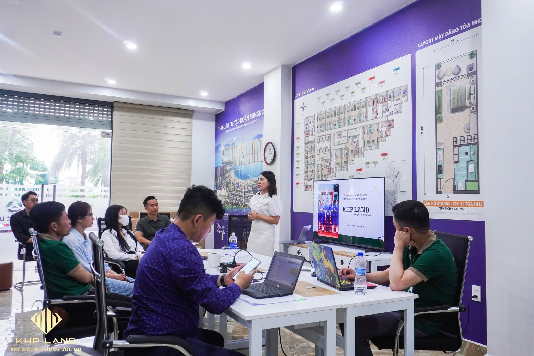 Đội ngũ kinh doanh lắng nghe nội dung đào tạo Vinhomes Golden City