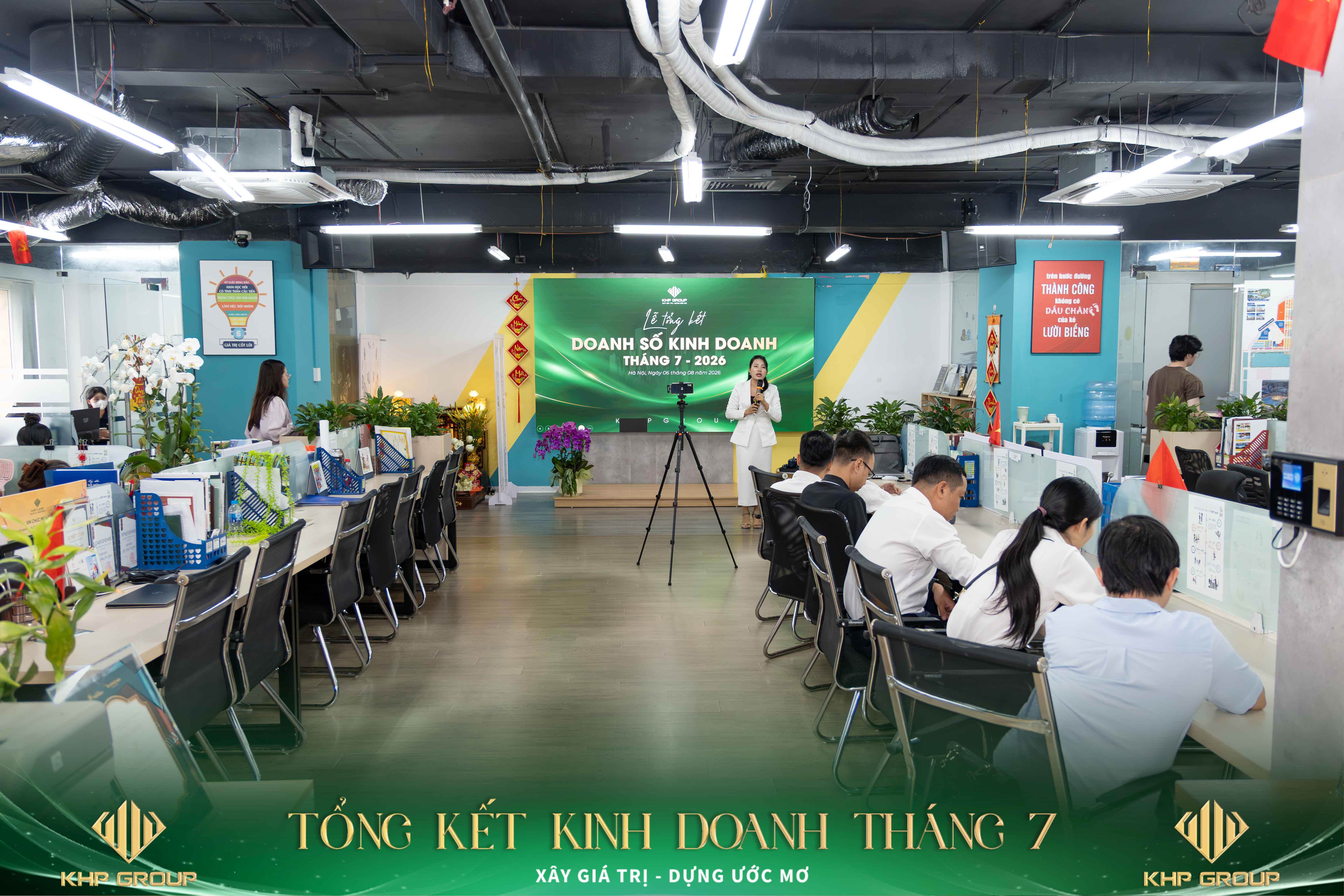 Đội ngũ KHP GROUP tham dự chương trình tổng kết kinh doanh