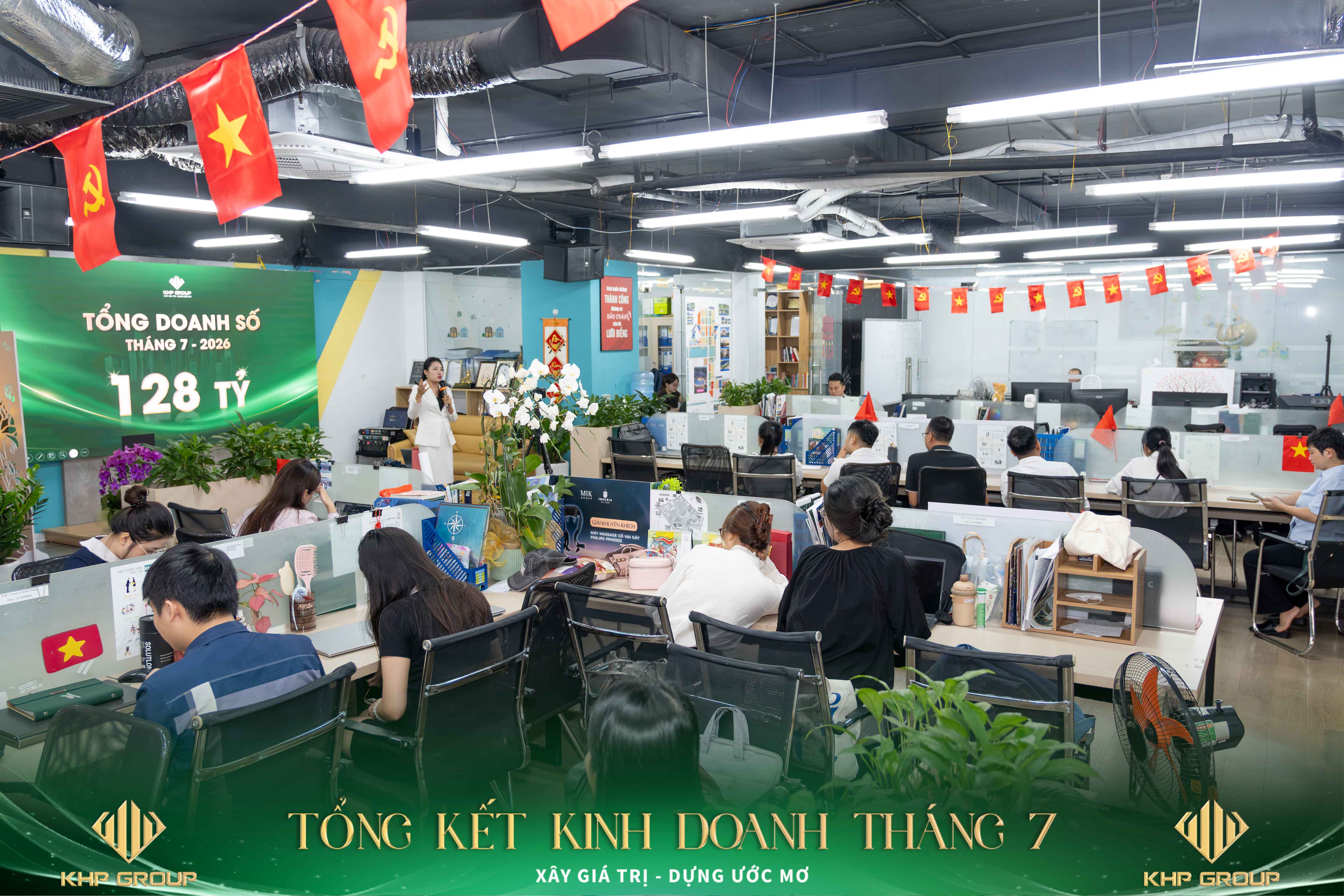 Tập thể KHP GROUP theo dõi chương trình tổng kết kinh doanh