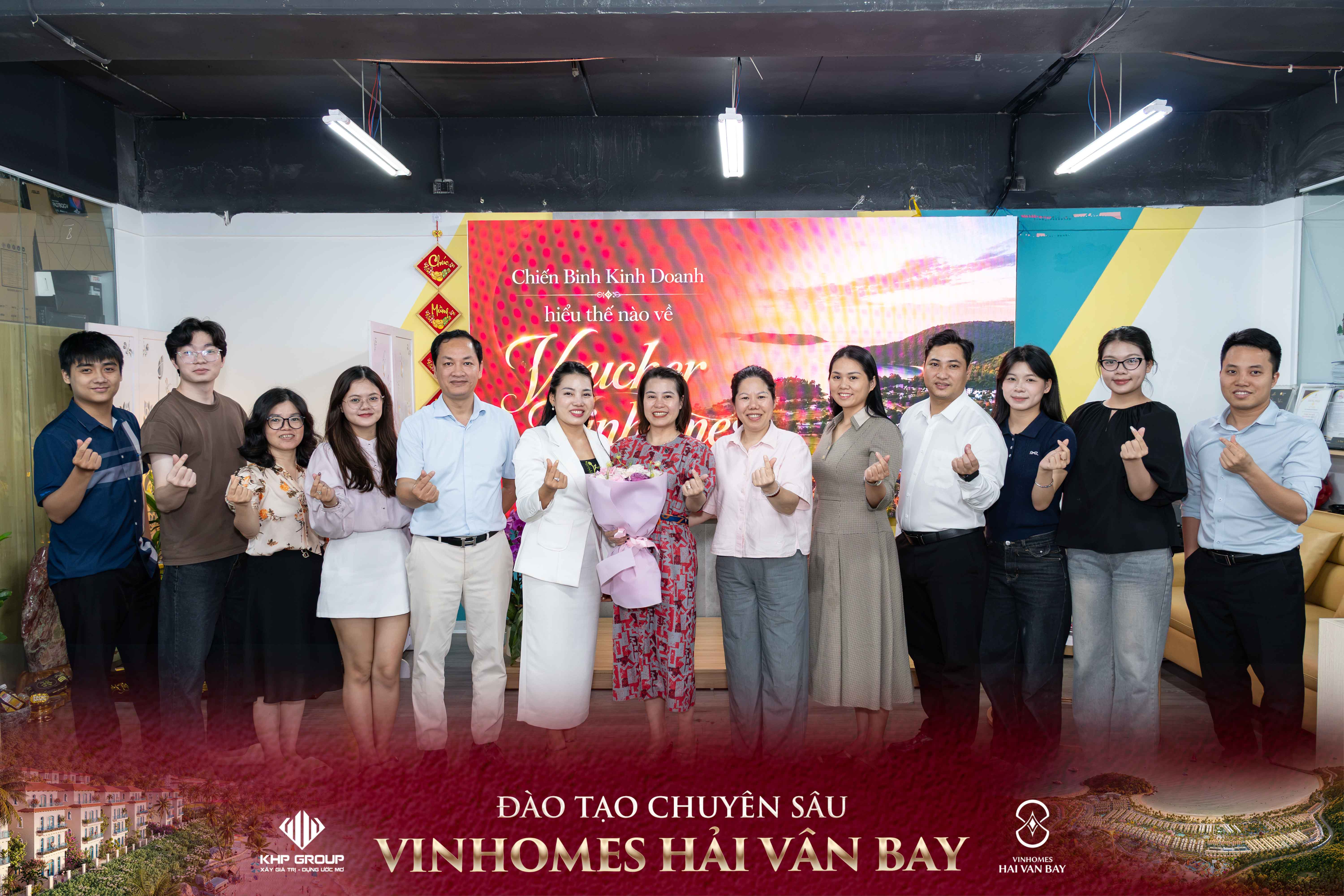Đội ngũ kinh doanh theo dõi phần trình bày tại buổi đào tạo