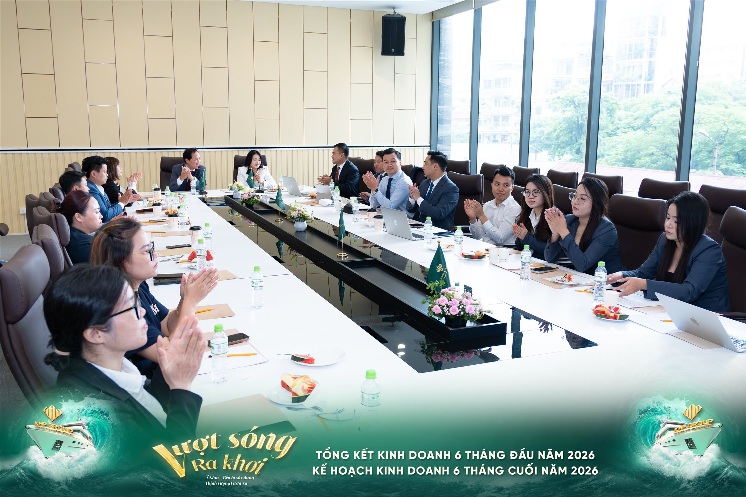 Các đại diện KHP GROUP trao đổi trong chương trình đánh giá kết quả kinh doanh