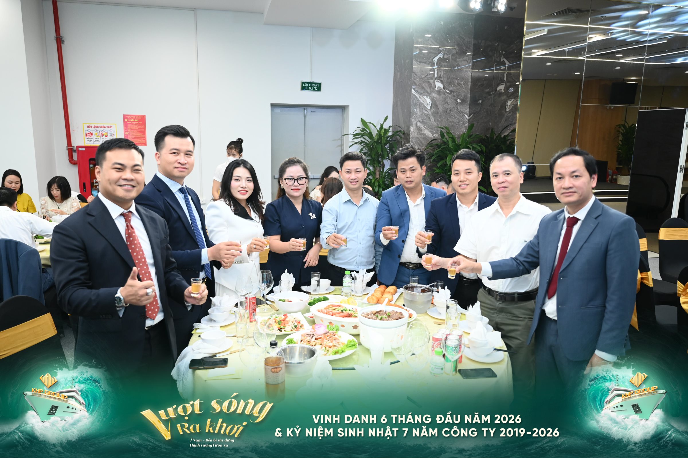 Ban lãnh đạo và nhân sự KHP GROUP nâng ly chúc mừng tại lễ kỷ niệm