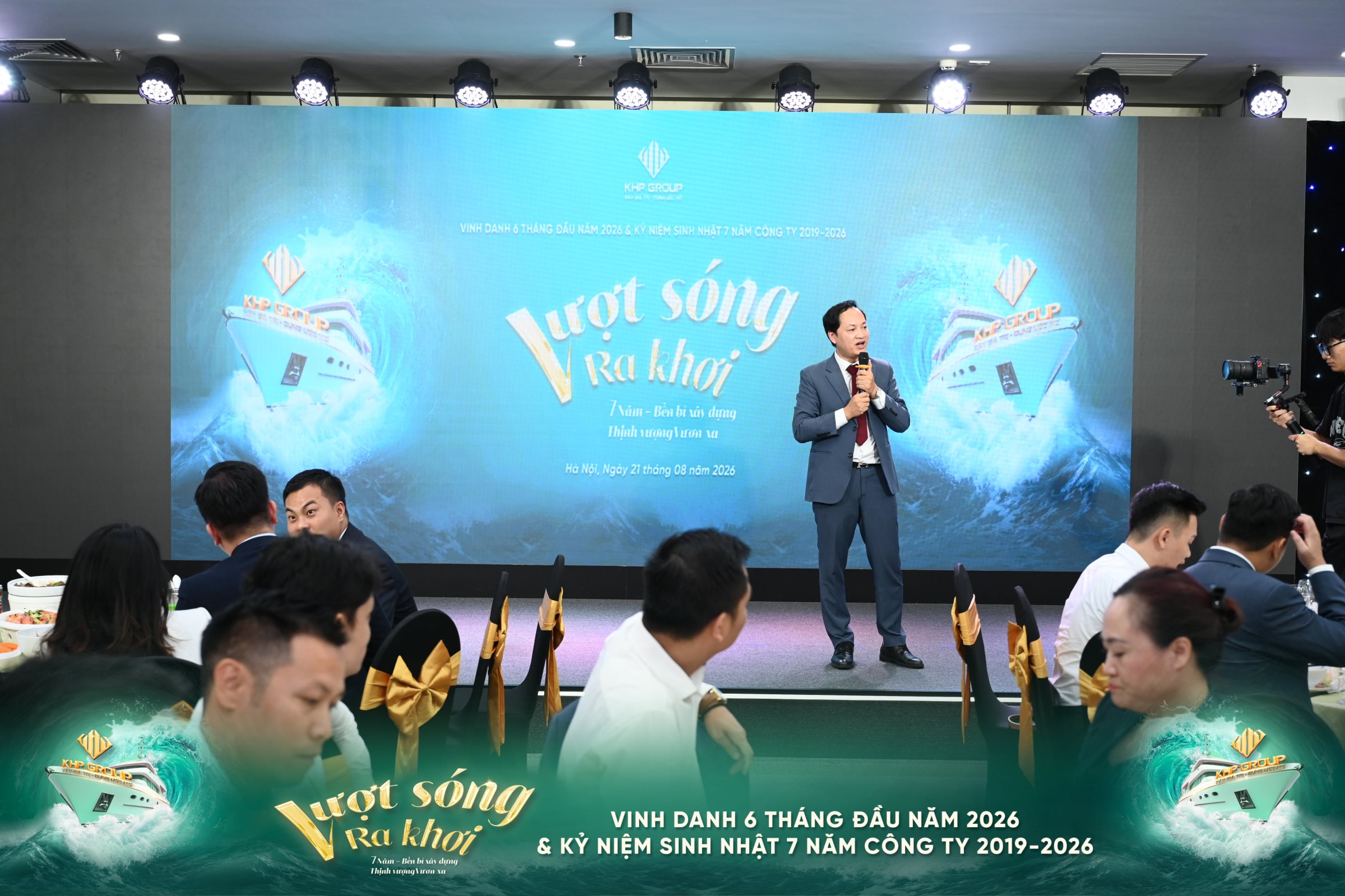 Chủ tịch HĐQT Vũ Mạnh Cường phát biểu trên sân khấu tại lễ kỷ niệm KHP GROUP