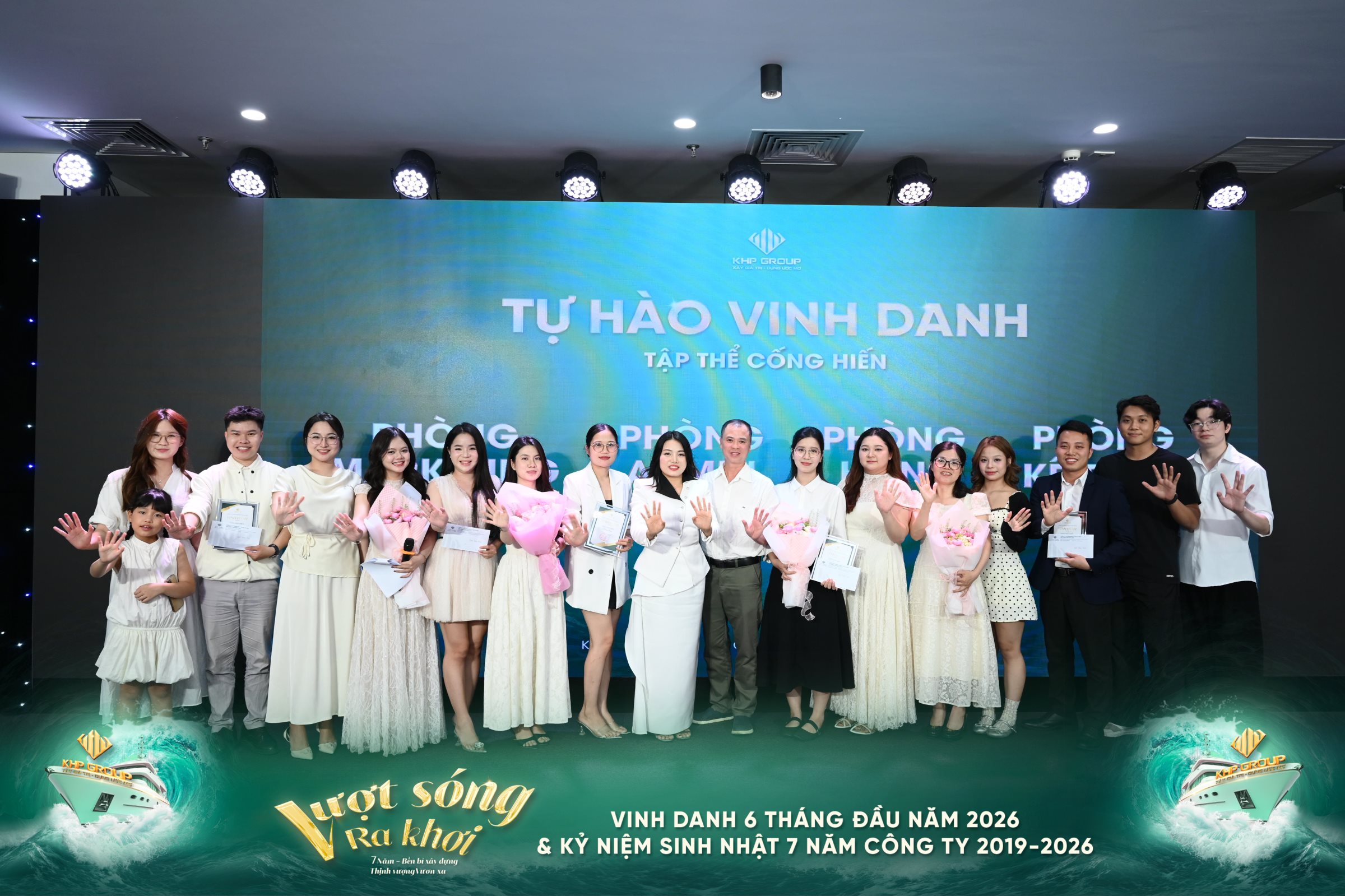 Các cá nhân và tập thể KHP GROUP được vinh danh tại chương trình tổng kết 6 tháng đầu năm 2026